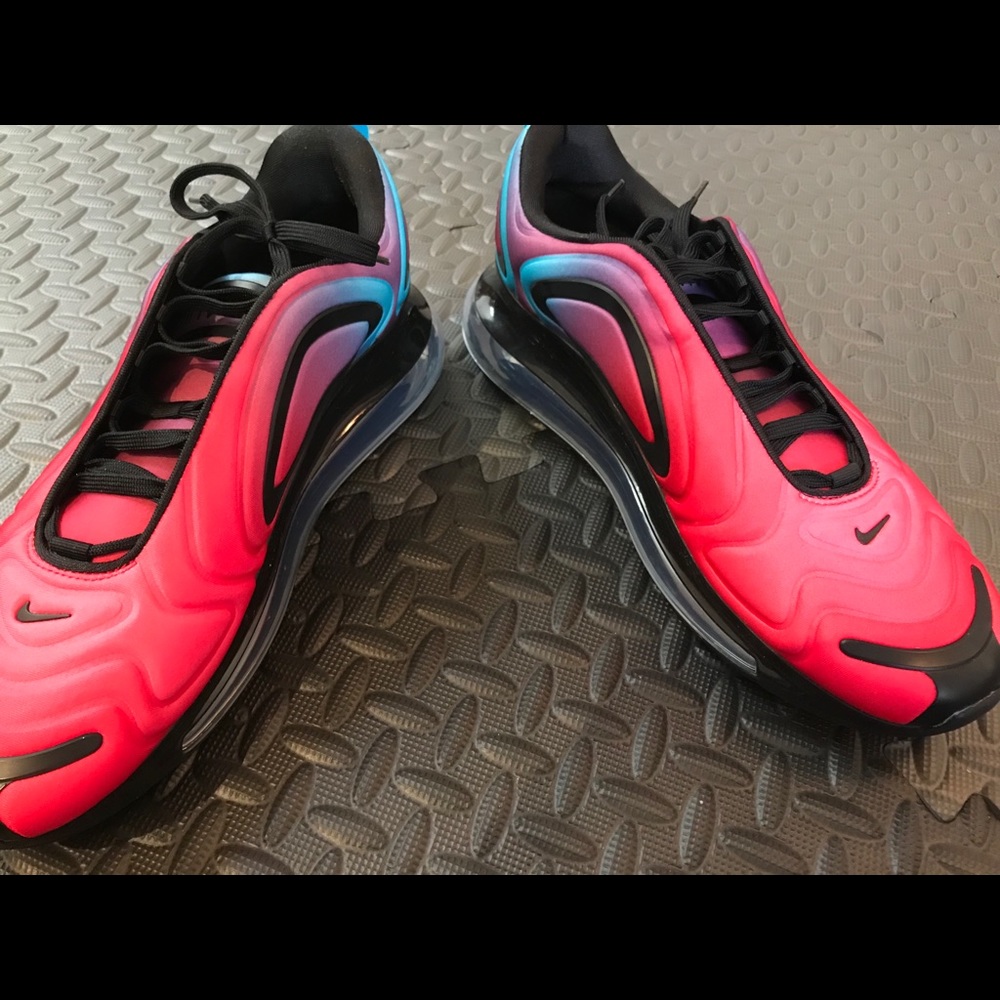 New Nike Air Max 720. University Red Blue Fury.
